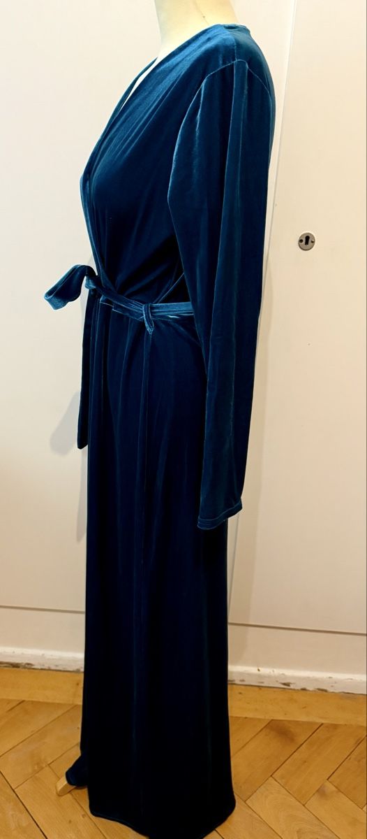 Kleider: Robe de soirée en velours – Neu und originalverpackt aus Le Locle von tchanatakoua 2