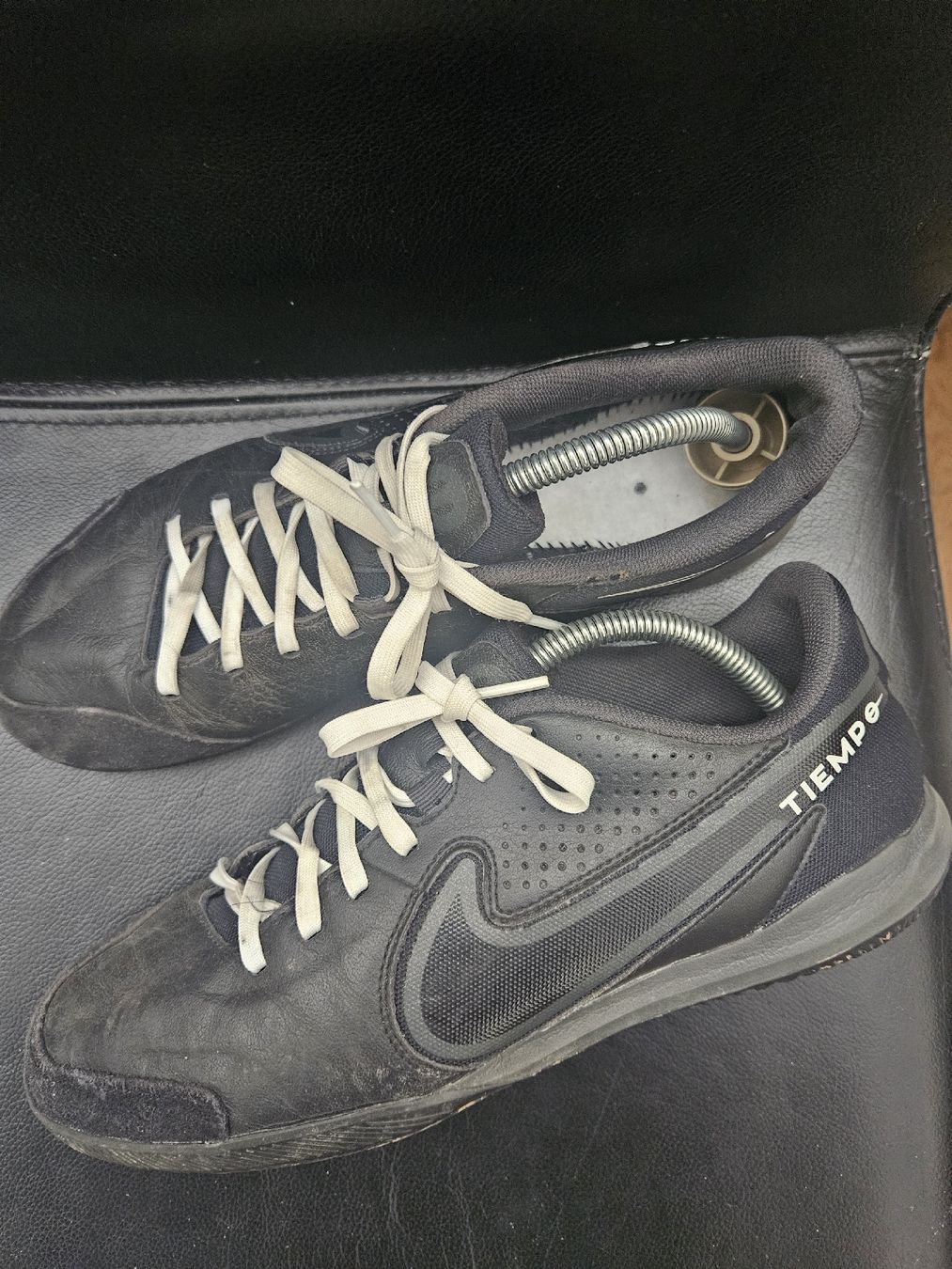 Nike Herrenschuhe: Nike Tiempo Hallenschuhe Gr 42.5 – Gebraucht aus Emmenbrücke von TopGato