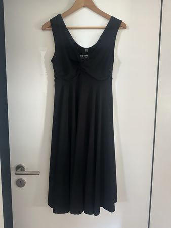 schwarzes Kleid