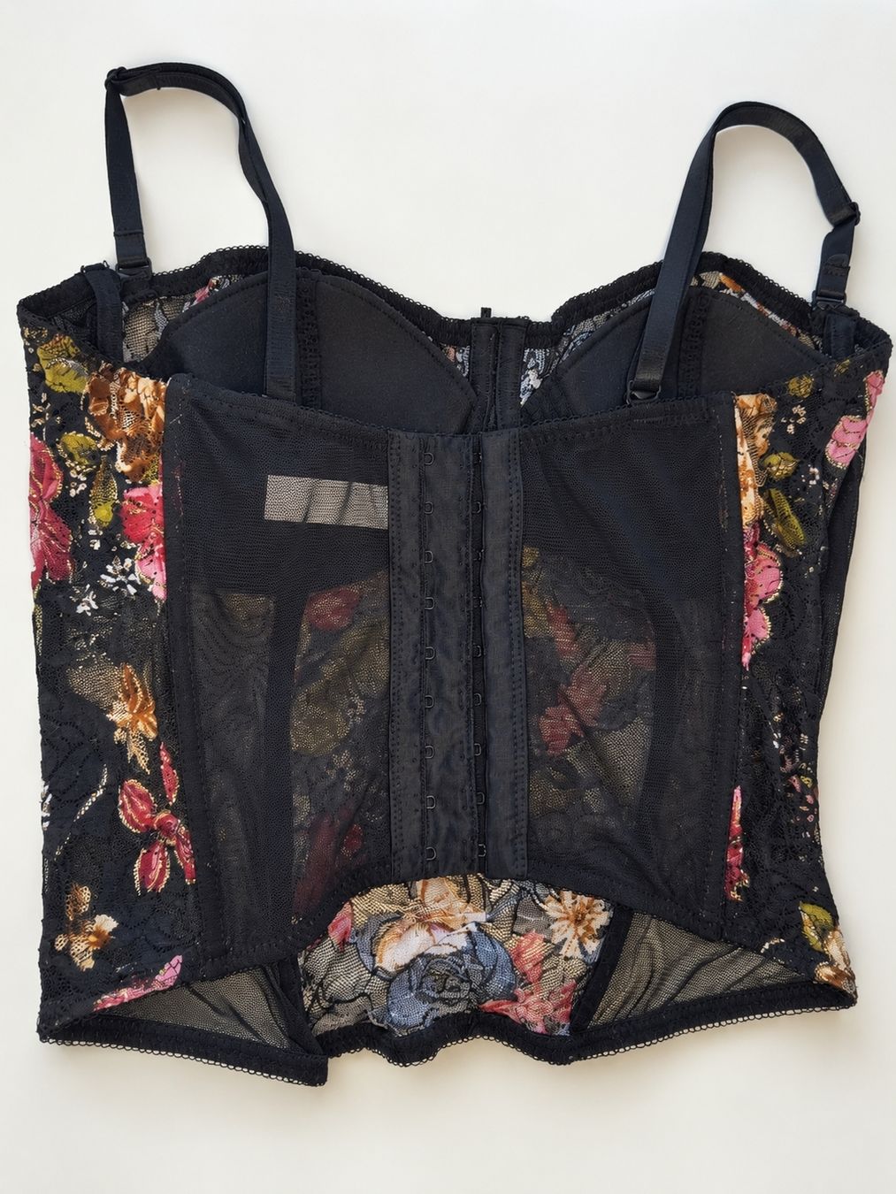 Top: Schwarzes Corset mit buntem Blumenmuster – Usato da Bischofszell venduto da kam_8t78 1