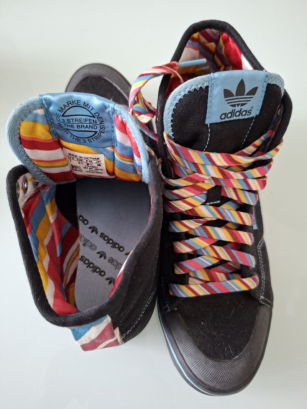 Chaussures femmes: Baskets basses Adidas noires avec lacets multicolores – D'occasion à Renens VD par ser_j2fn