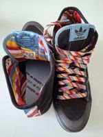 Baskets basses Adidas noires avec lacets multicolores
