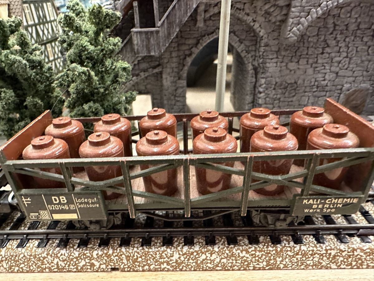 Liliput Modellini di ferrovie: Liliput 3x Behälterwagen – Usato da Lupsingen venduto da New-Haven 3