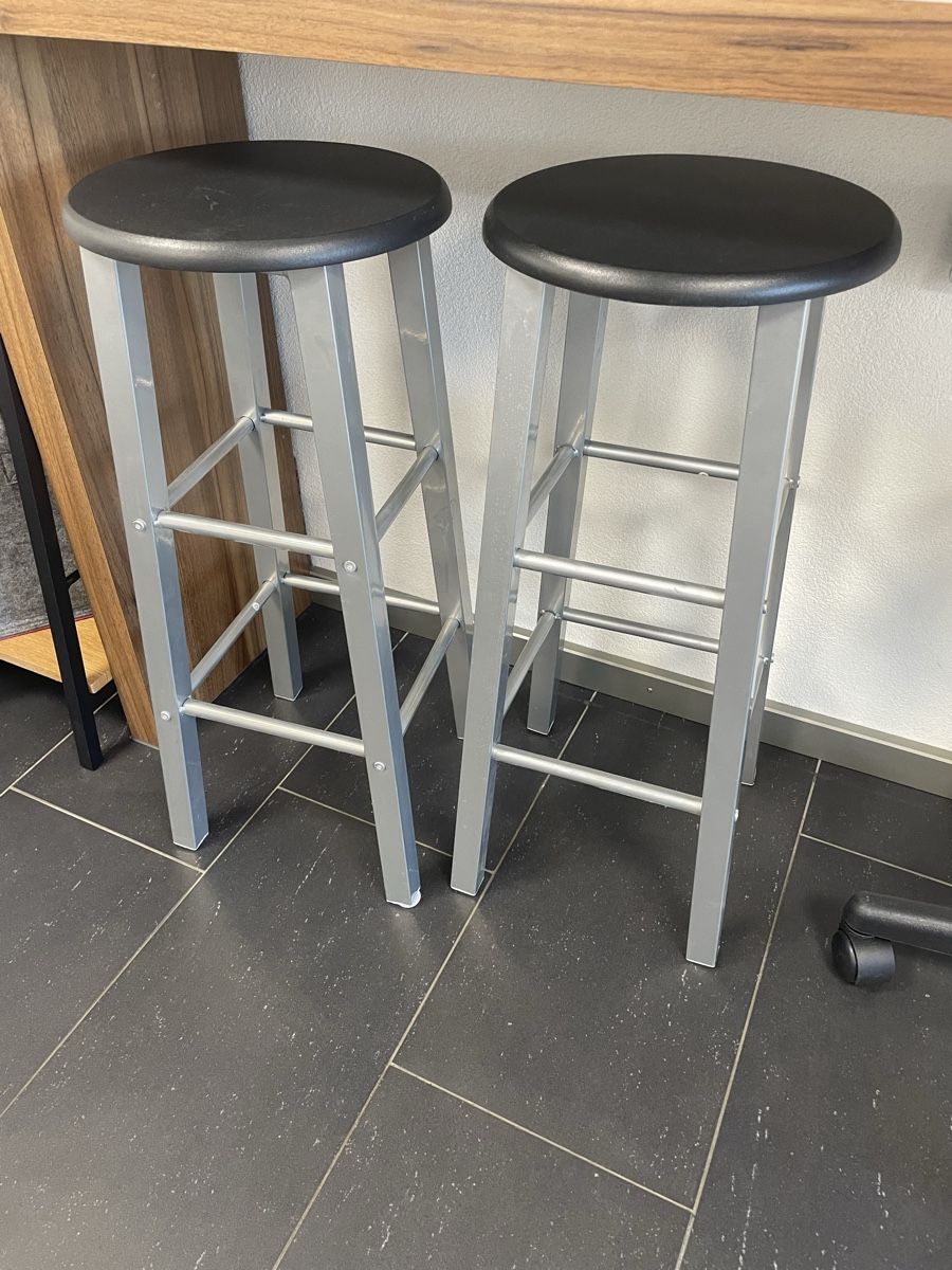 Tabourets: Barhocker Metall Silber Schwarz Sitzfläche 2 Stk – D'occasion à Gossau SG par nue_jx6n