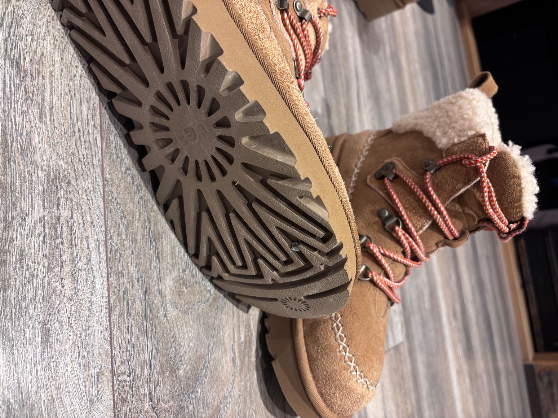 Ugg Damenschuhe: Ugg Classic Alpine Lace Up – Gebraucht aus Grund b. Gstaad von chantule01 1