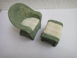 Puppenhausmöbel, Sessel mit Hocker, Rattanoptik, Polyresin