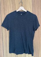 dunkelgraues T-Shirt
