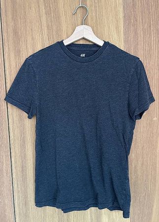 dunkelgraues T-Shirt