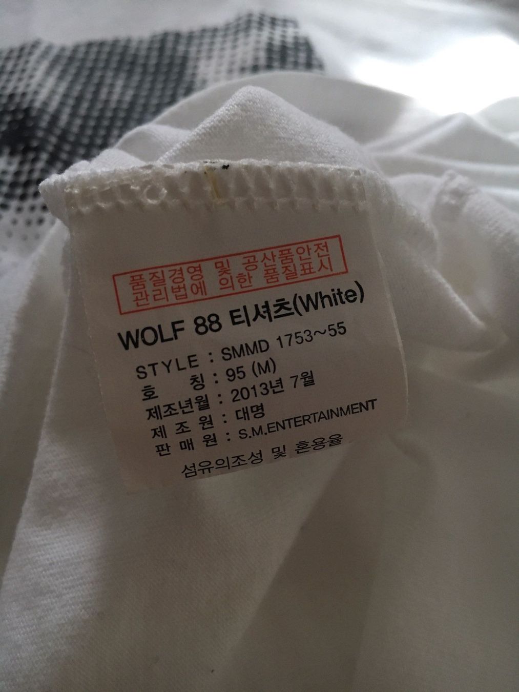 T-shirt: Exo Wolf Tshirt Original SmTown Merch – Usato da Luzern venduto da 2ndchances 2