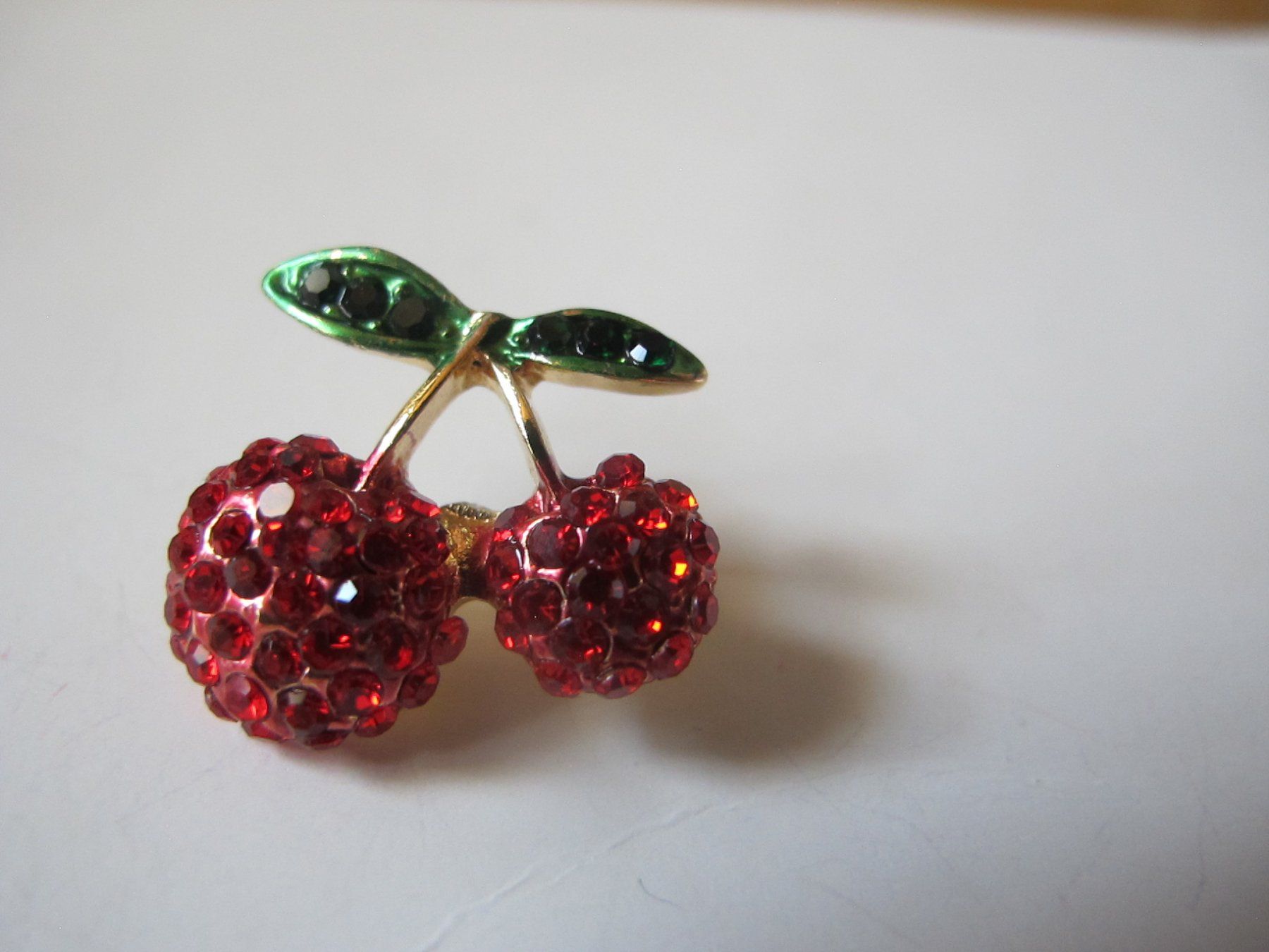 Spille & Fermagli: Süsse Kirschen Brosche rot Strass Glitzer – Nuovo (secondo la descrizione) da Löhningen venduto da Chimae67 3