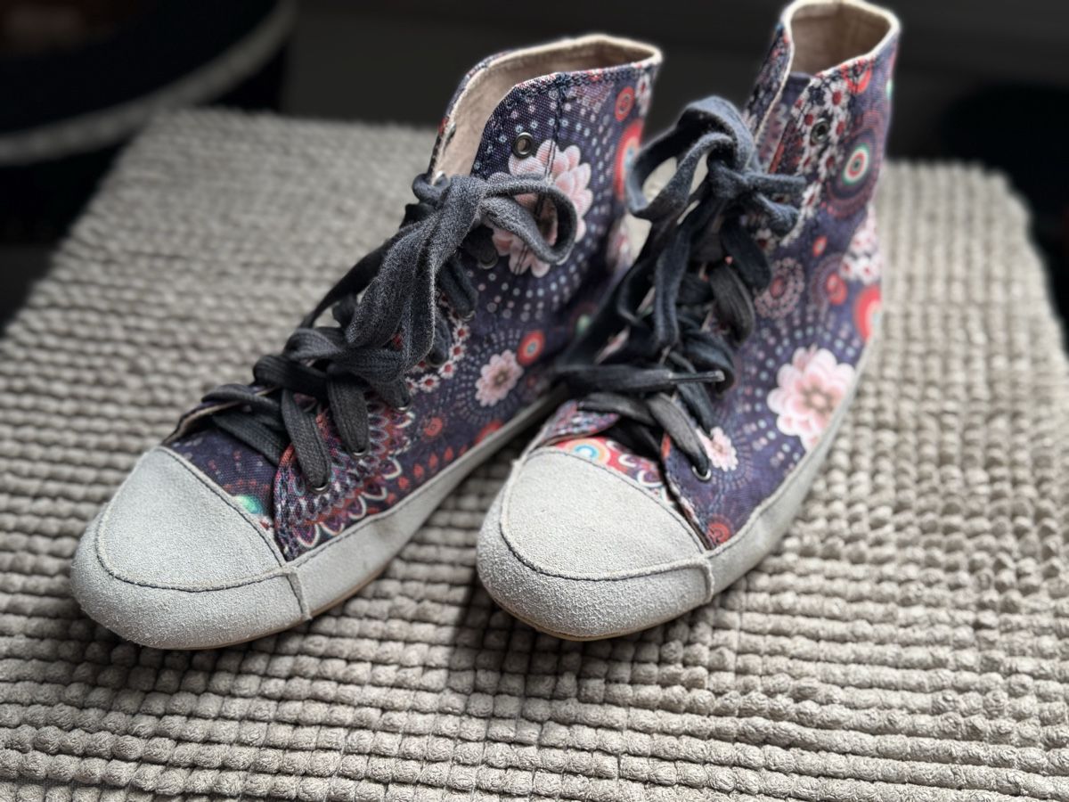 Desigual Damenschuhe: Desigual Sneaker, Turnschuhe Gr 37 – Gebraucht aus Lotzwil von Tgdromad