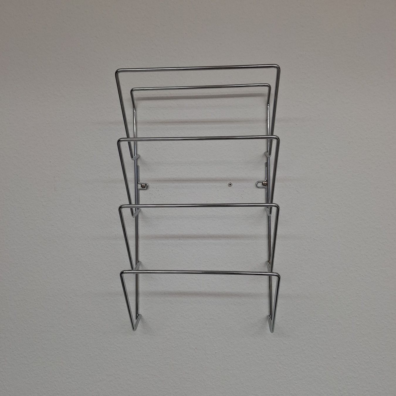 Étagères: Wand-Zeitungshalter verchromt, 4 Fächer – Neuf (Voir description) à Spreitenbach par ric_hyq6 5