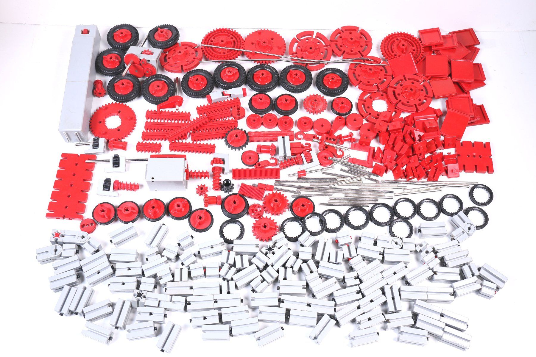 Fischer Kit di costruzioni: Grosse Menge Fischertechnik-Teile in Sortierbox mit Motor – Usato da Hettlingen venduto da Scholi99