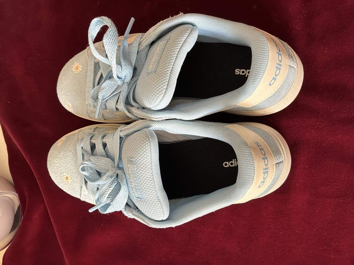 Adidas Damenschuhe: Adidas Sneaker hellblau mit Blumenmuster Grösse 38 – Gebraucht aus Mauren von nfr_8pxy 1