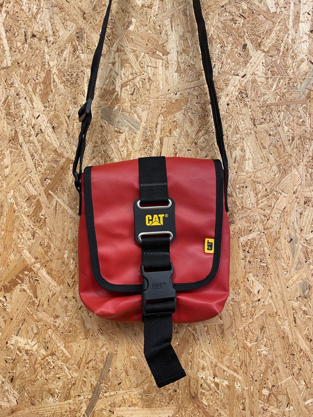 Caterpillar Borse: CAT sacoche rouge – Usato da Lausanne venduto da PlusValue_Lausanne