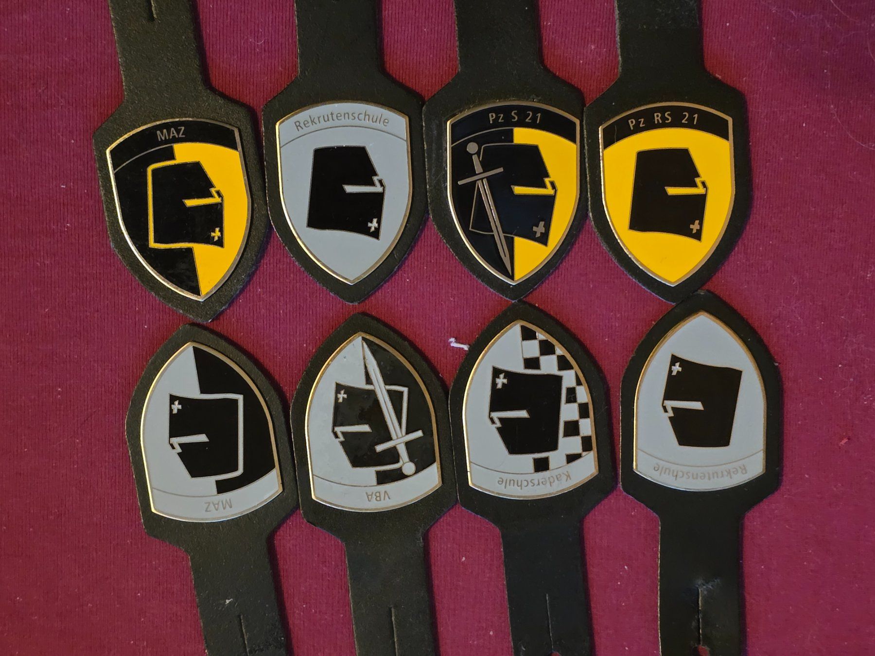 Schweizer Armee Placchette & Badge: 8x Panzer Abzeichen Brustasche Pucelles neu – Nuovo (secondo la descrizione) da Nyon venduto da freetoys08