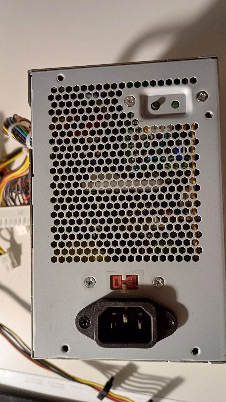 Componenti elettronici: Stromverteiler mit Kühlung für Computer – Usato da Zollikerberg venduto da Kaugo 3