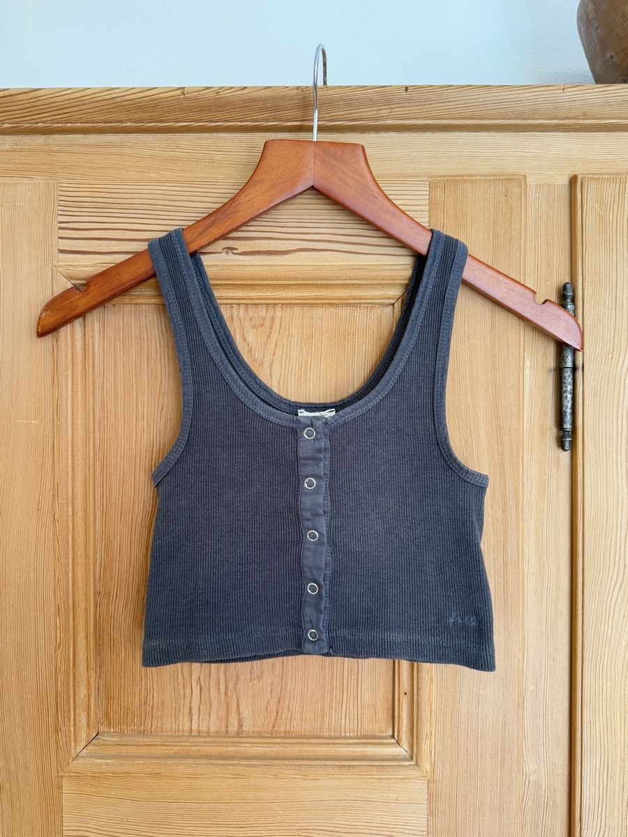 Pull&Bear Top: Pull&Bear Crop Top Grau Gerippt Knöpfe | S – Usato da Samedan venduto da K7kgh