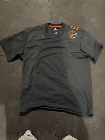 Vintage Adidas T-Shirt Dunkelgrau mit orangefarbenen Streife