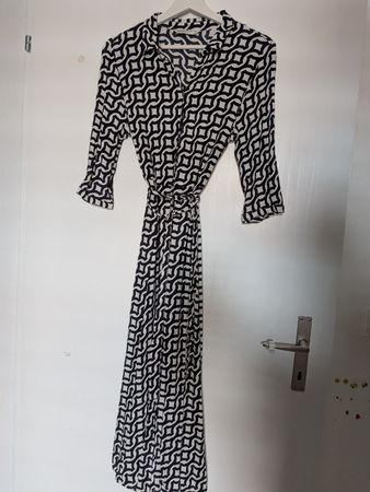 Langes Blusen Kleid mit Gurt, tolles Muster und Schnitt