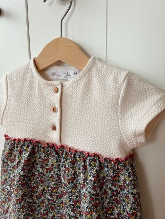 Zara. 80 Kleid. Weiss / Creme. Blumen.