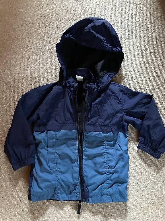 Jacken & Mäntel: Windjacke Grösse 86 mit Kapuze neuwertig – Gebraucht aus Oberterzen von fla_2f9q 3