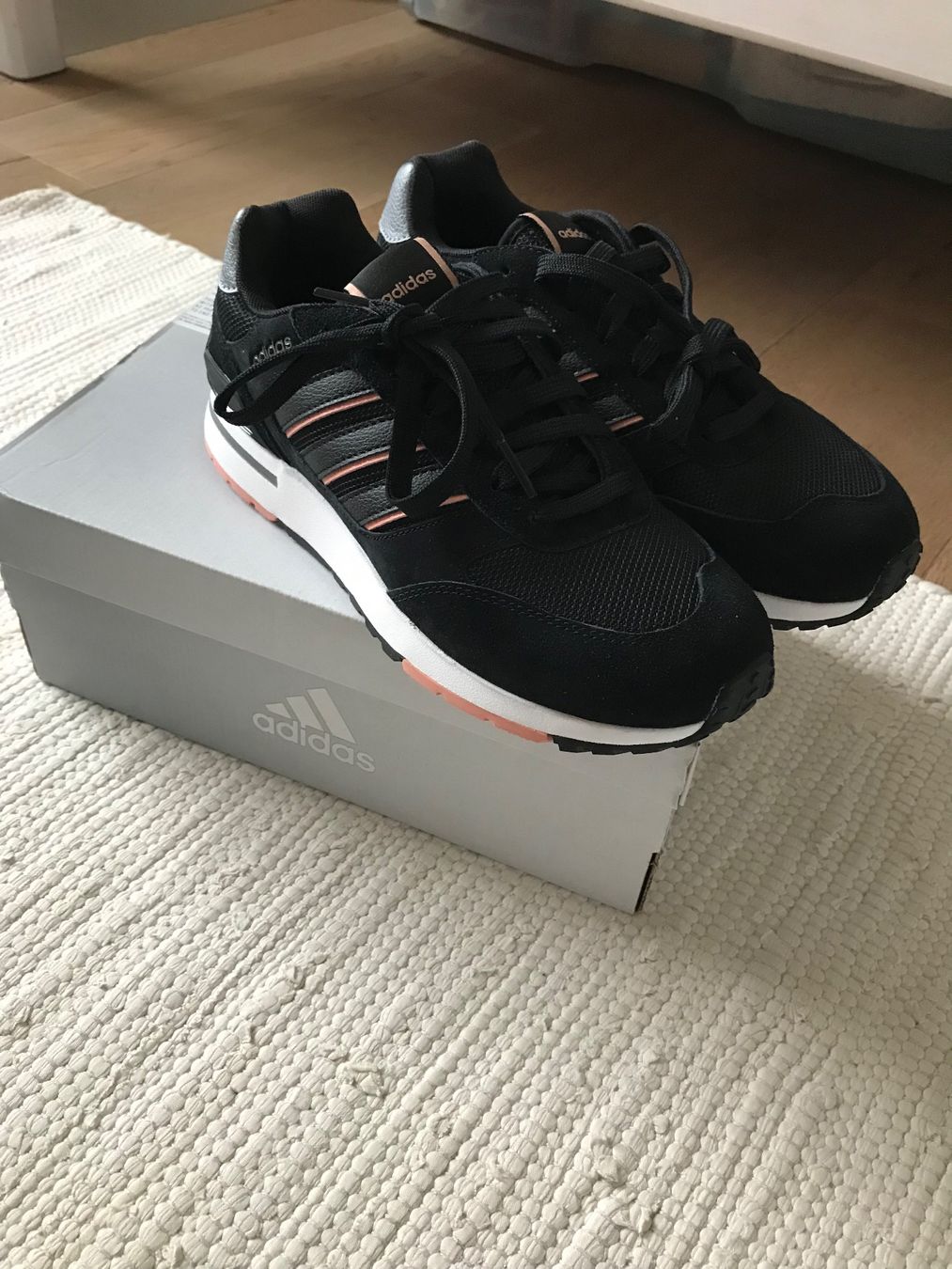 Adidas Scarpe da donna: NEU Adidas Sneakers Run Leder - Gr. 40 – Nuovo e nell'imballaggio originale da Affoltern am Albis venduto da variablend 6