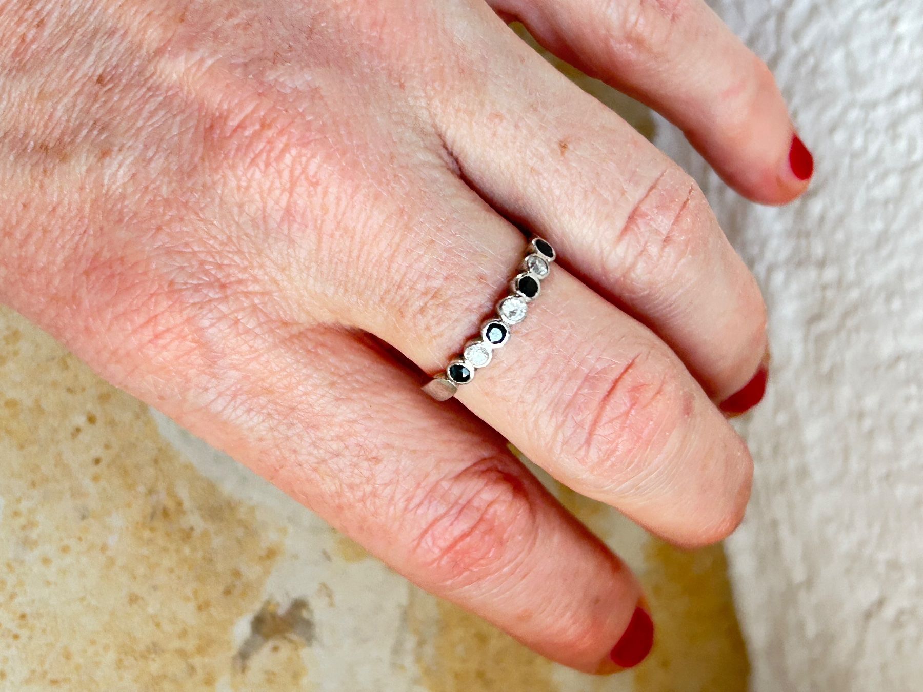 Ringe: Silberring mit schwarzen und weissen Steinen Gr. 58 – Gebraucht aus Laufen von belleskulptur 1