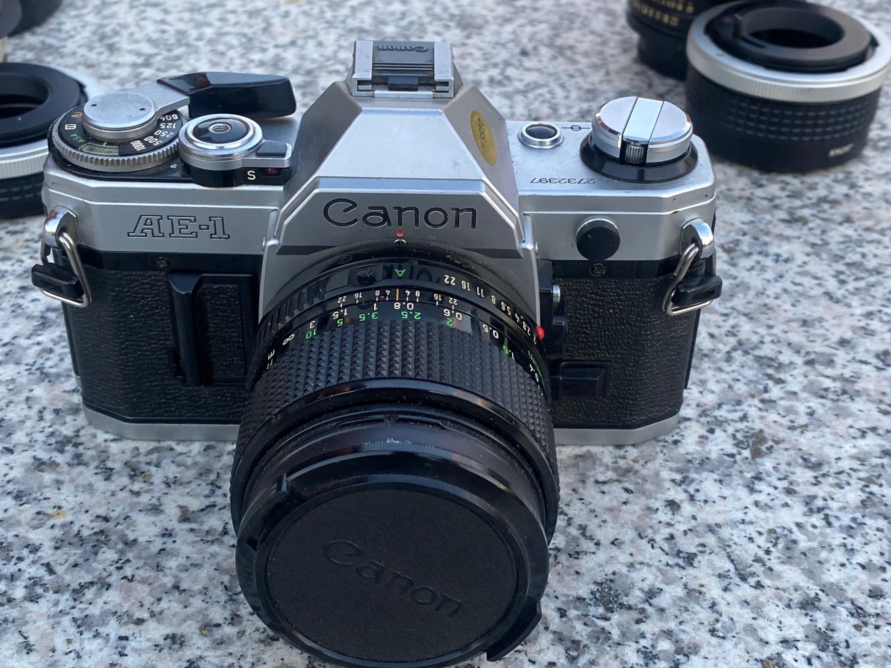 Canon Fotocamera: Canon AE-1 avec beaucoup d'objectives – Usato da Gisikon venduto da sombenin 1