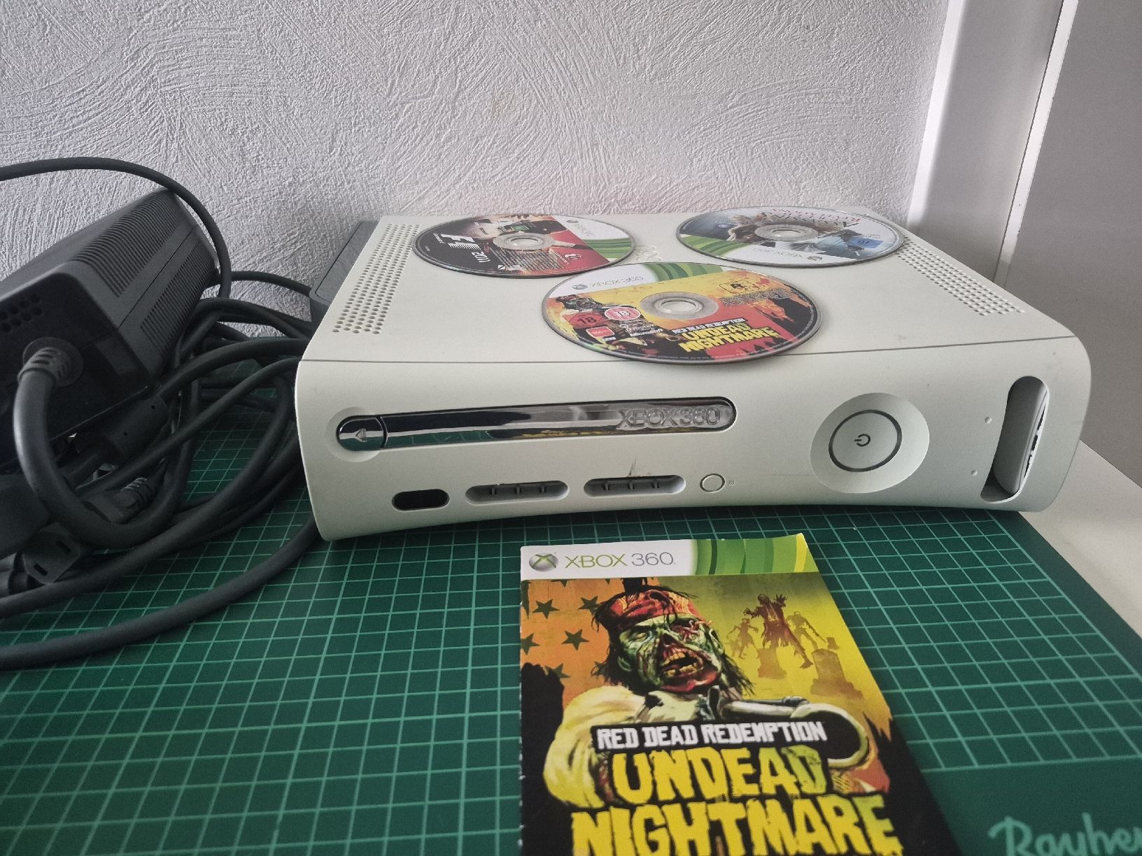 Microsoft Console: Microsoft Xbox 360 Konsole mit Controller und 3 Spielen – Usato da Meyrin venduto da Retro-GZ 1