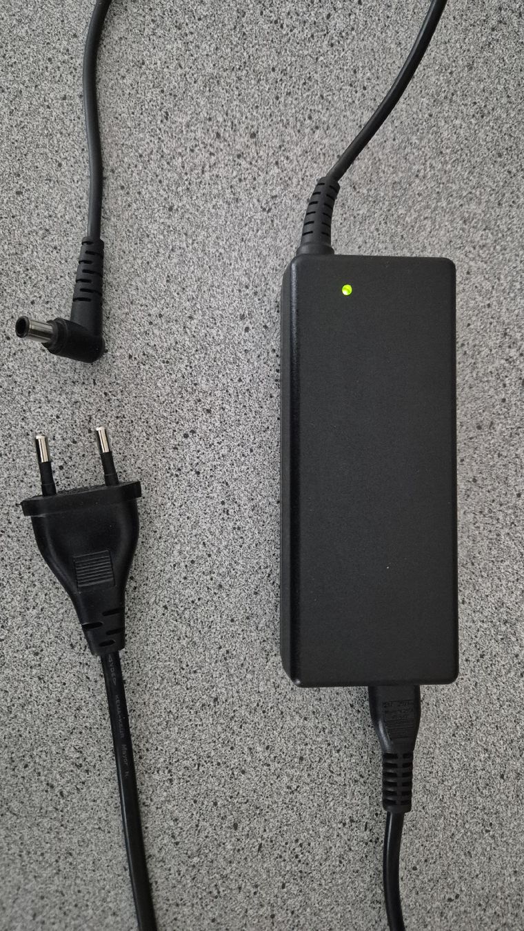 Sony Caricabatterie: Sony Ladegerät 19.5V VGP-AC19V37 – Usato da Oberrieden venduto da micy