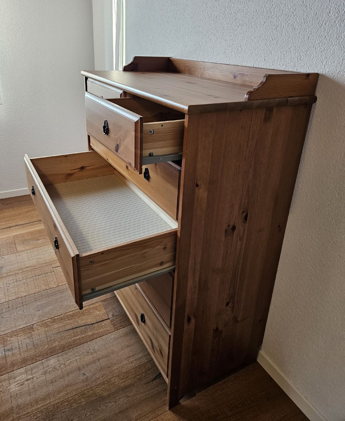 Cassettiere: Holzkommode mit 4 grossen und 2 kleinen Schubladen. – Usato da Menziken venduto da the_zw6x 2