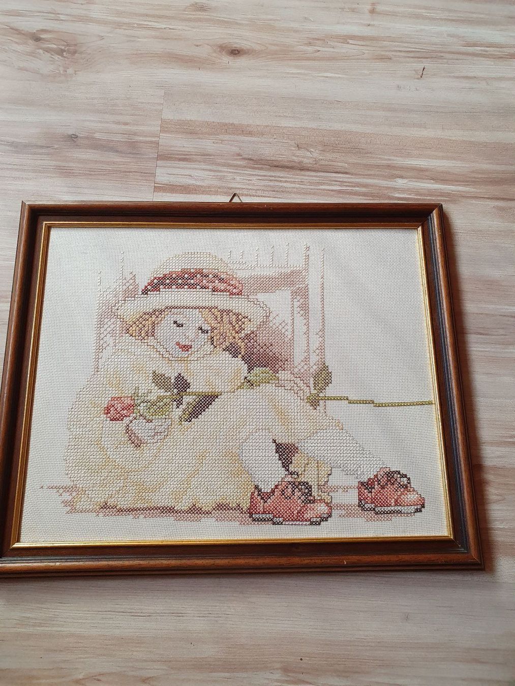 Rollen & Spulen: Mädchen mit Rose sitzend /handgestickt – Neu (gemäss Beschreibung) aus Ferden von jemyce