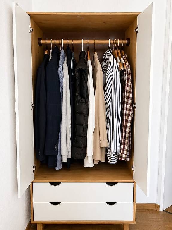 Armadi: Massivholz-Kleiderschrank  CHF 120 VB – Usato da Winterthur venduto da thm_8rvv