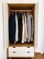 Massivholz-Kleiderschrank  CHF 120 VB