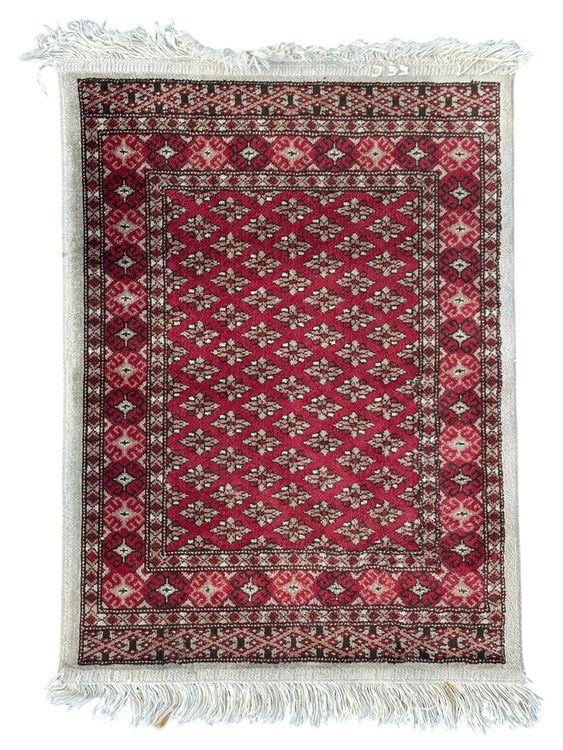 Tapis laine, le champ rouge meublé de médaillons losangiques à décor
