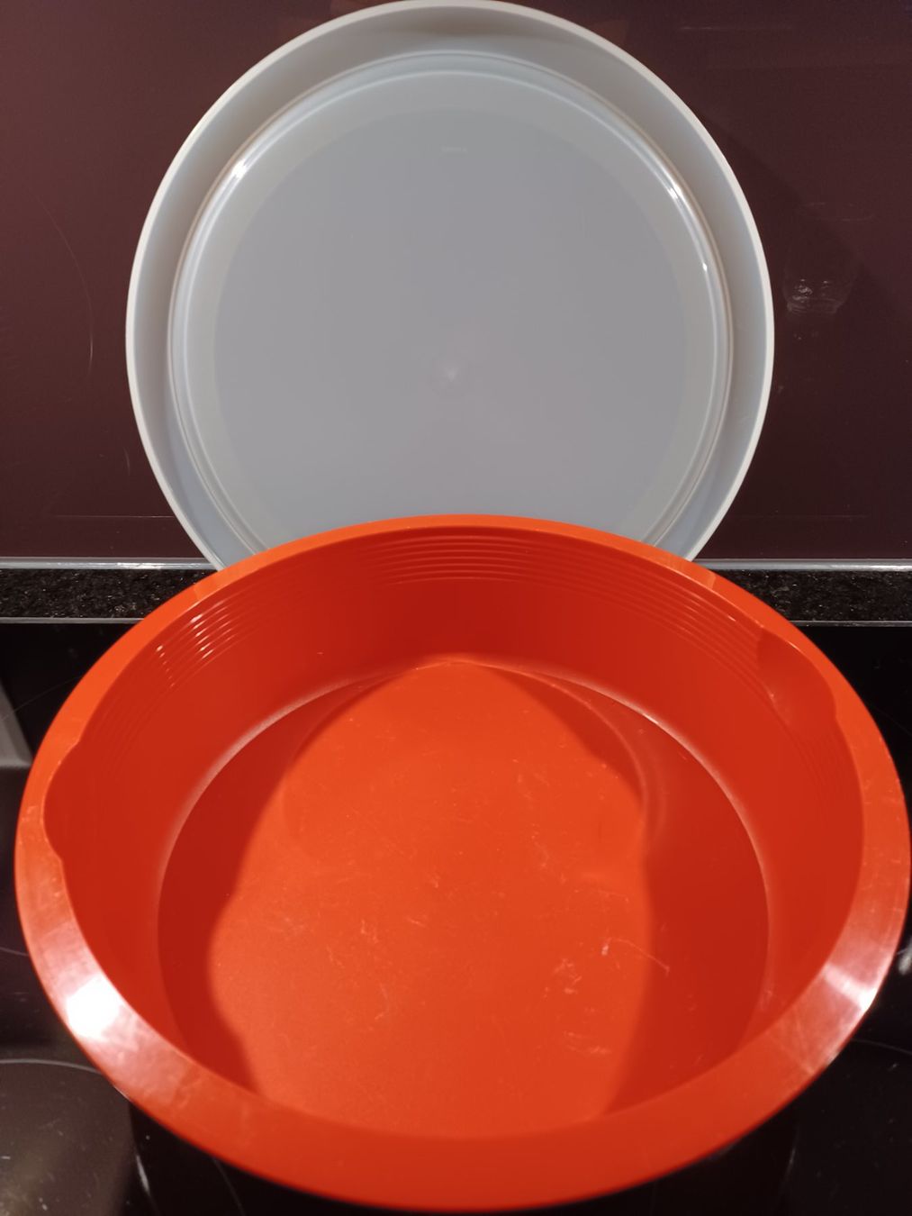 Tupperware Contenitori & Simili: Runder Tupperware- Behälter Rot mit Deckel – Usato da Seewen SZ venduto da Herakles5