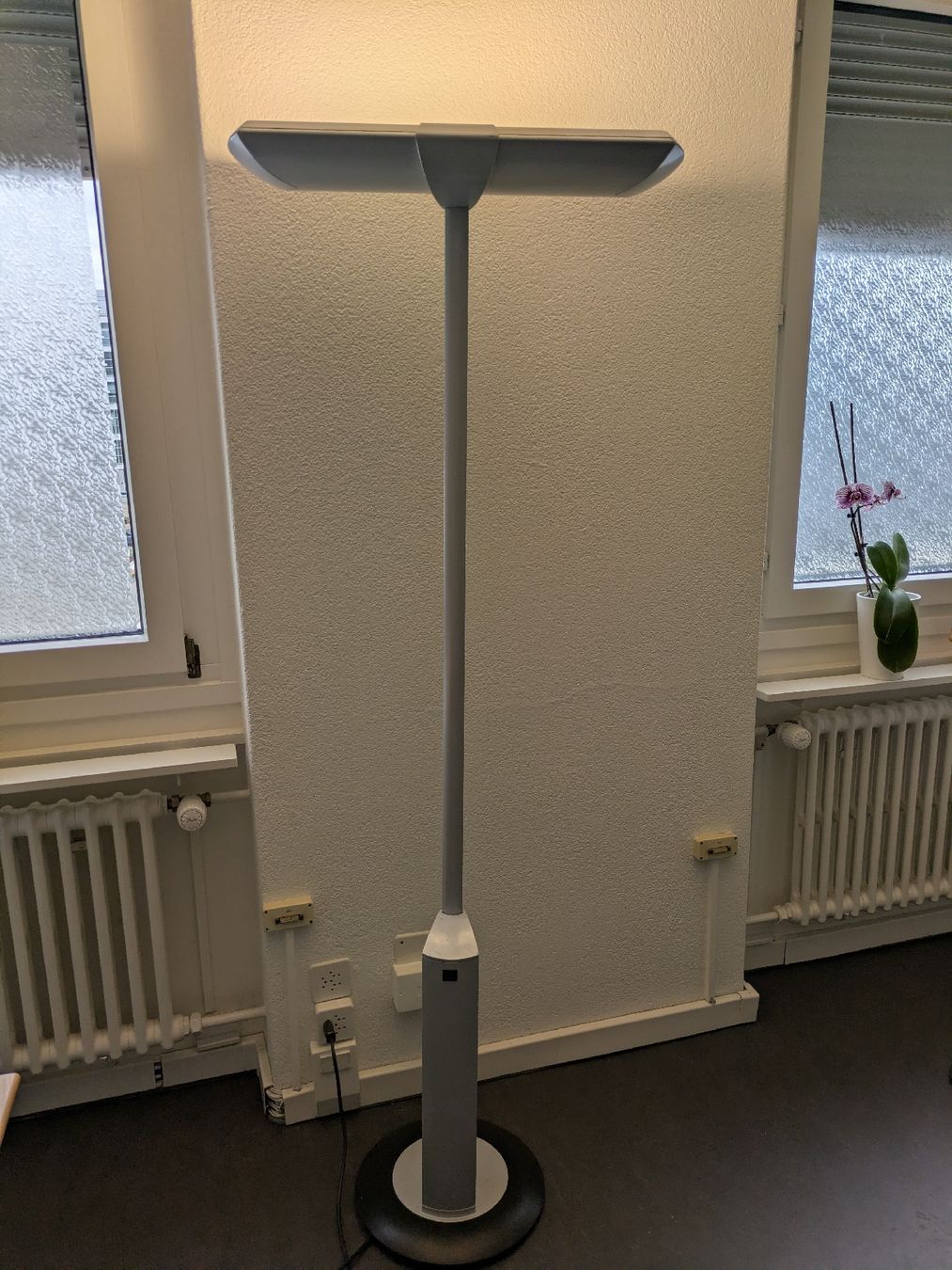 Lampen: Stehlampe ab CHF 1.00 - Ideale indirekte Beleuchtung – Gebraucht aus Dänikon ZH von Mehdi