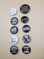Lot de 10 badges noirs et blancs, pop culture et humour