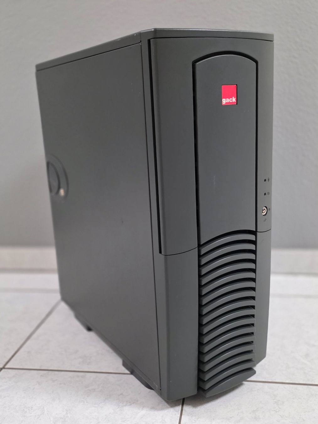 Intel PC: Leistungsstarker Retro-/Gaming-PC – Usato da Lausen venduto da -Vendetta-