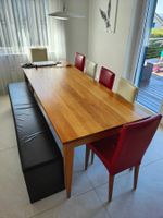 Sitzgarnitur Holztisch und Lederstühle/ Bank