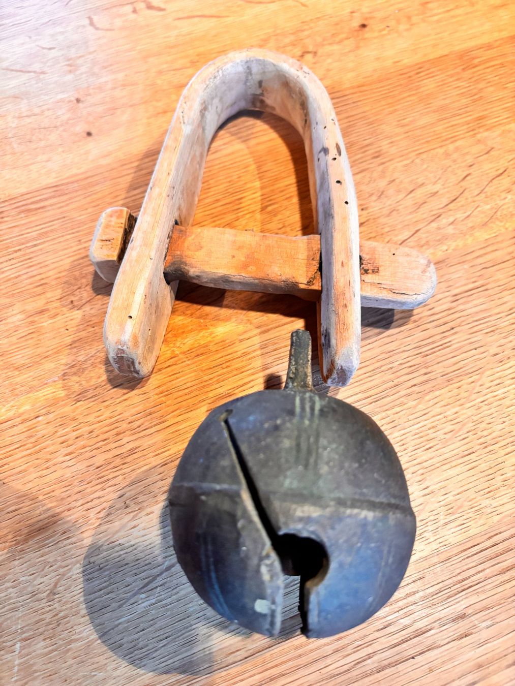 Glocken & Treicheln: Alte Schellen mit Holzhalter – Gebraucht aus Berneck von danilo5561 1