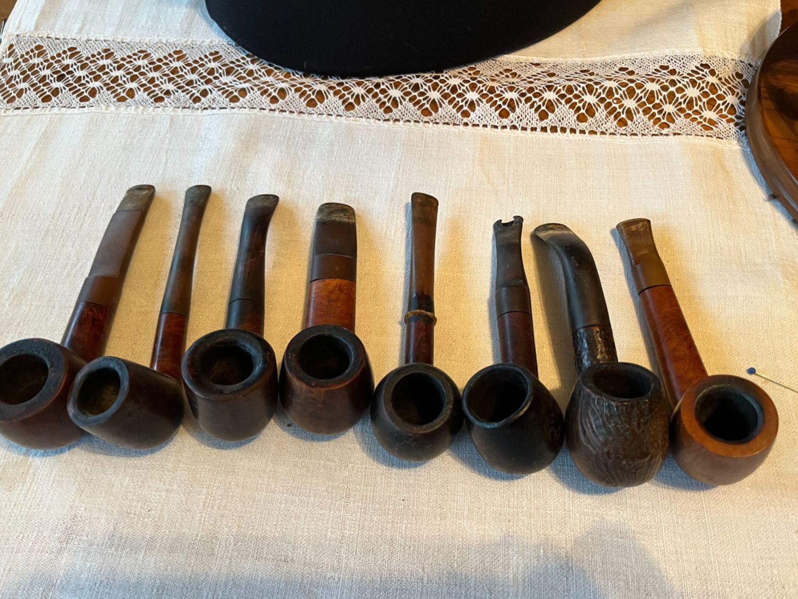 Pipe & Accessori: 8 Pfeiffen in Holzständer, mit Tabaktopf, Sammlung – Usato da Zürich venduto da livifloli 1