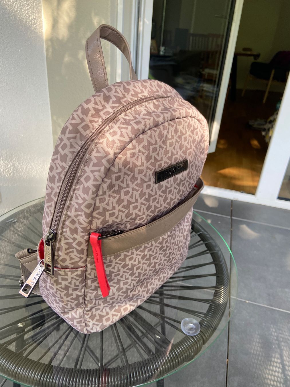 DKNY Zaini: DKNY Rucksack Sand-Beige Monogramm Anthrazit Plakette TOP – Usato da Zürich venduto da rja_8ypv 3