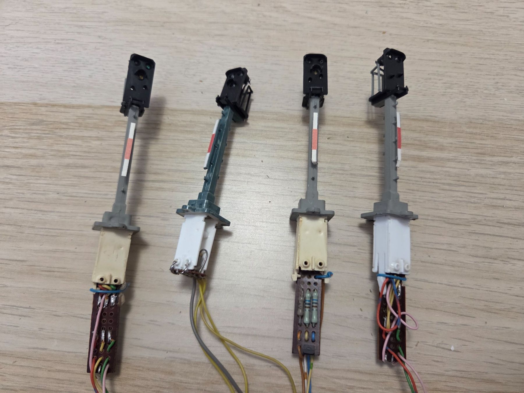 Schneider Modelleisenbahnen: Scheneider 4 x Lichtsignal H0 (3) – Gebraucht aus St-Aubin-Sauges von Lo_Go