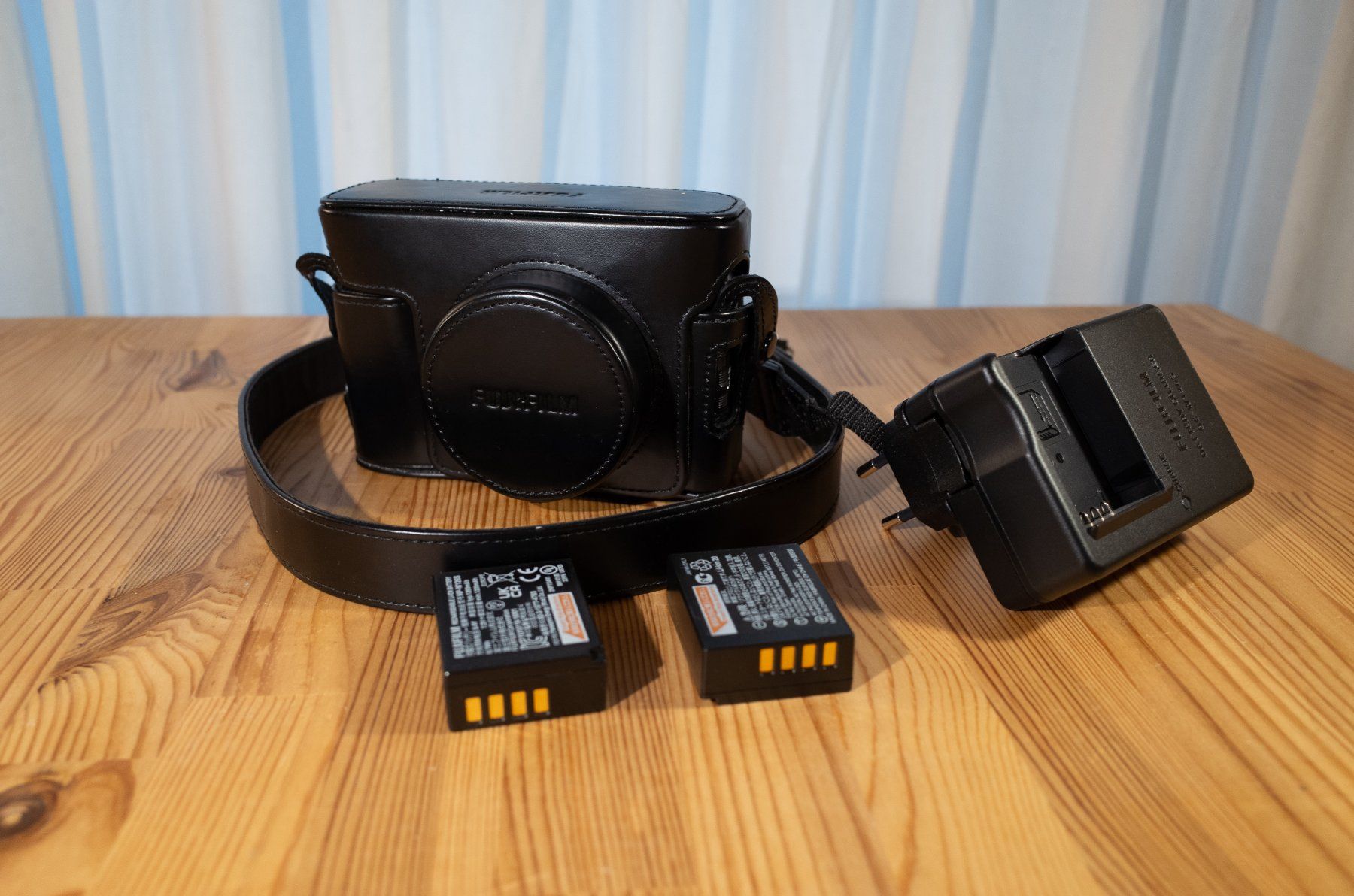 Fujifilm Fotocamera: Fujifilm X100V + Leder Case und 2 extra Akkus – Usato da Wädenswil venduto da SO2 7