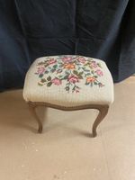 Antiker Hocker mit Blumenstickerei Holzgestell