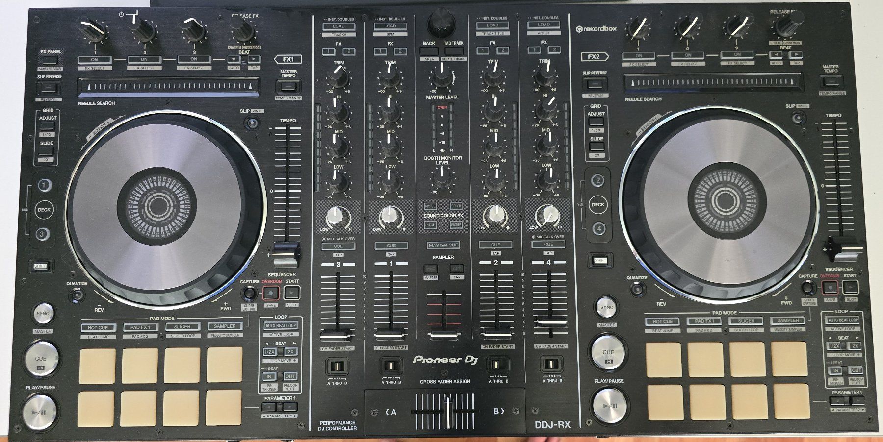 Pioneer Platines de mixage: DJ Controller Pioneer DDJ-RX – Défectueux à Aeschau par Pomme0