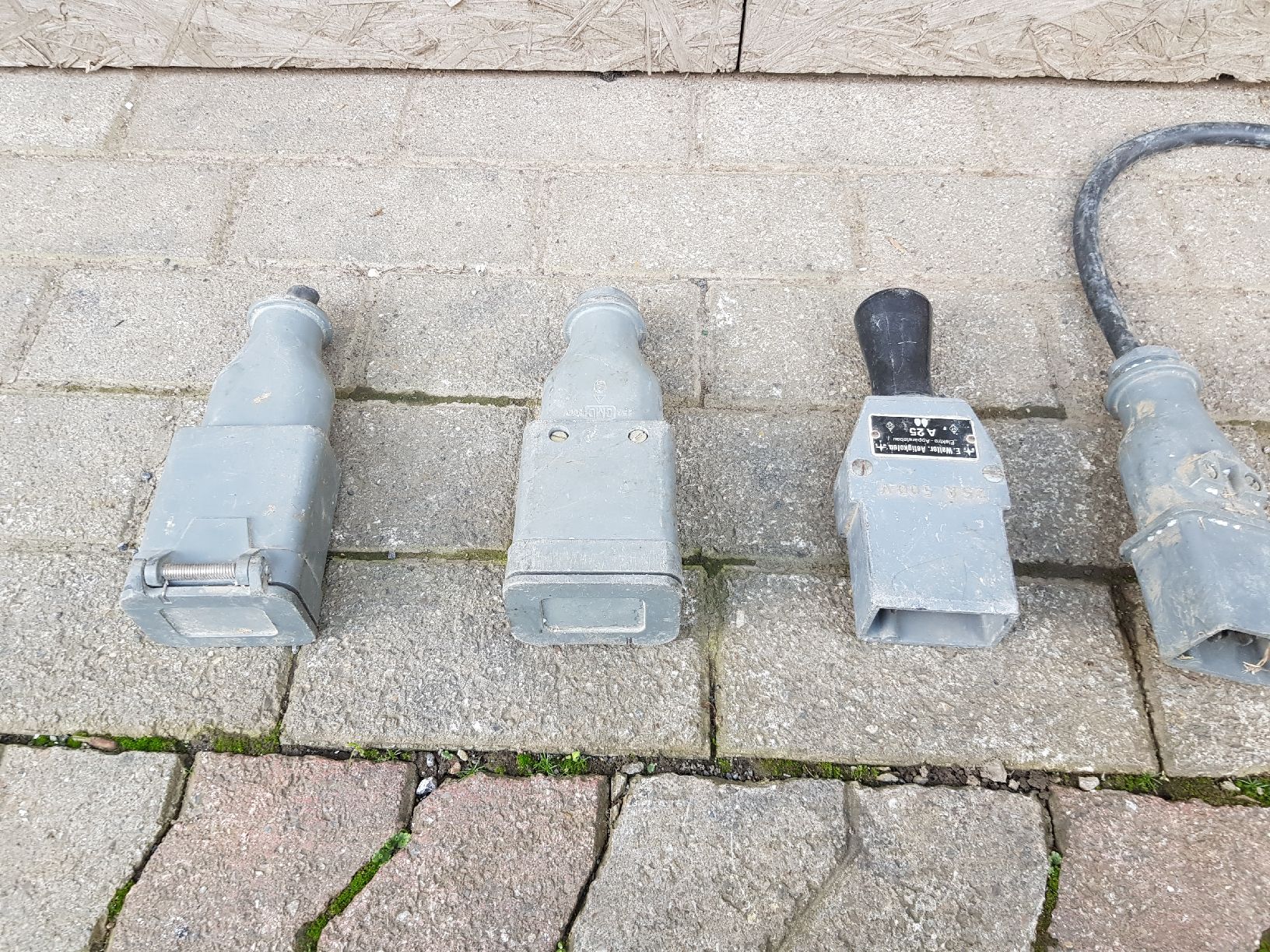 Spine: Starkstrom Stecker CMC – Usato da Brunnadern venduto da p..... 2