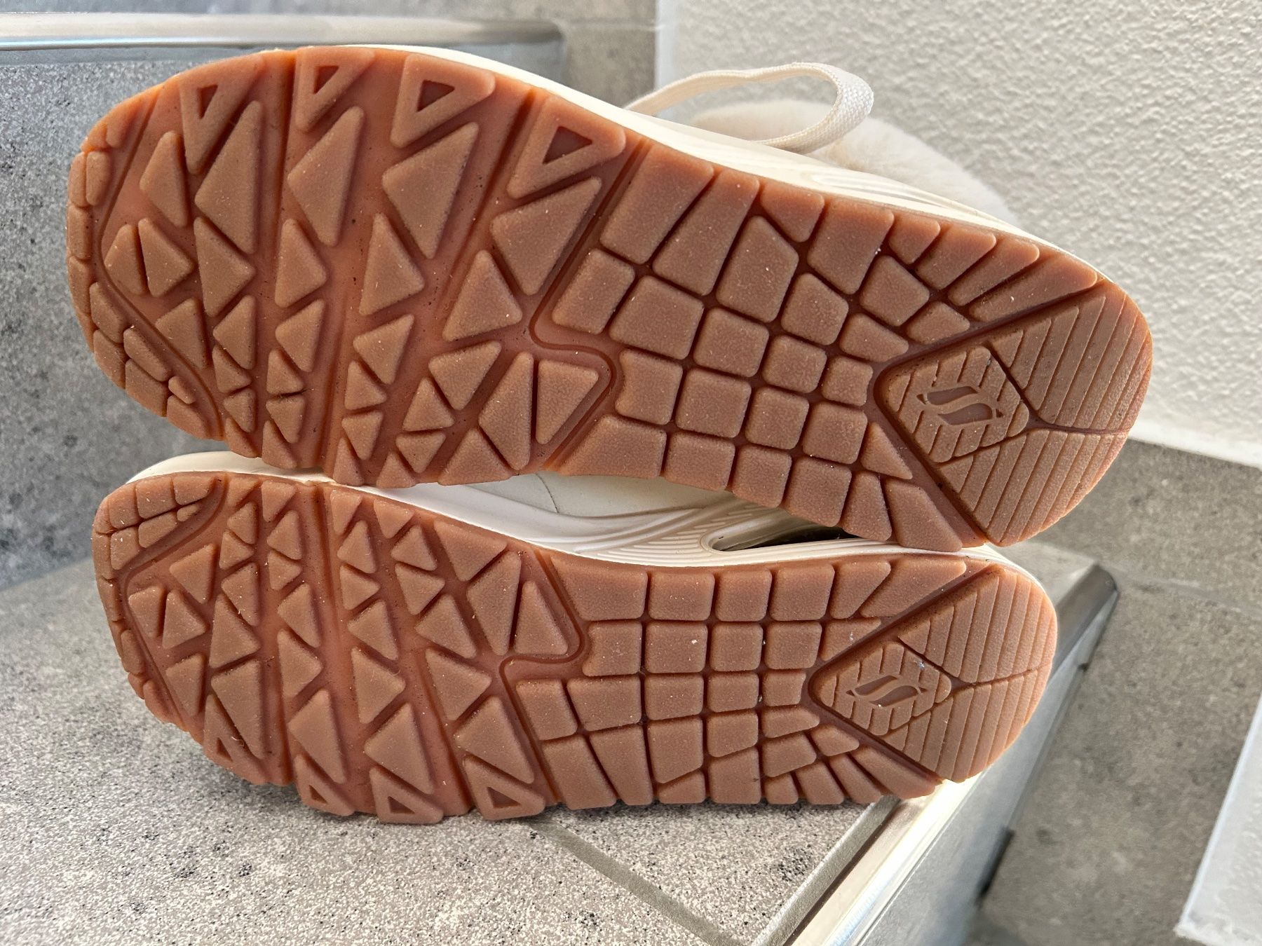 Skechers Scarpe per ragazze: Skechers Uno Fall Air – Nuovo (secondo la descrizione) da Gerlikon venduto da sruesch 4